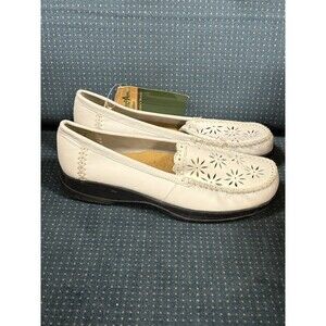 Size 6 Thomas McAn White Leather Slip-On Womens Shoe NWT
